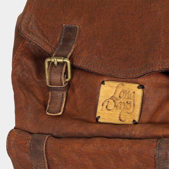 Detalle logo Shambhala-mochila-cuero