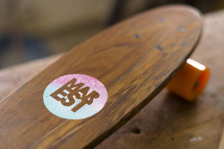 Logo Marest en Tabla Mini Skate Mahon Diseñada por Antonyo Marest/Long Days/Longboard